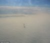 Пассажир самолета сфотографировал одинокую фигуру на облаках..jpeg