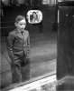 Мальчик впервые смотрит телевизор сквозь витрину магазина, 1948 г..jpg