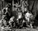 Аляскинские эскимосы в костюмах волка для исполнения ритуальных танцев, начало XX века..jpg