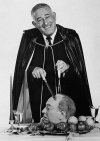 1964 год. Режиссер ужасов и король трюков Уильям Кастл развлекается с тортом в виде головы Аль...jpg