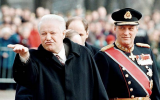 Ельцин посылает воздушный поцелуй..png