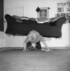 1958 год. Английская цирковая силачка мисс Джоан Роудс поддерживает себя в форме занимаясь убо...jpg