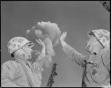 1 мая 1952 года.Пустыня Невада.Морские пехотинцы позируют, «поддерживая» атомный гриб..jpg
