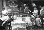 . 1912 год. Довольные дети лижут лед, блоки которого привезли в Нью-Йорк во время аномальной ж...jpg