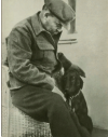 1922 год. Горкаи Московской губернии. Ленин играет со своей собакой по кличке Айда..png