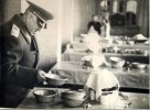 1955 год. Армавир. Армавирское военное училище лётчиков. Г.К. Жуков проверяет чистоту посуды, ...jpg