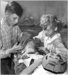 . 1947 год. Подготовка к Хэллоуину. Дети сами изготавливают папье-маше из старых газет и делаю...png