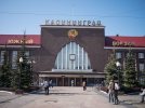 Герб РСФСР на фасаде Южного вокзала в Калининграде.jpg