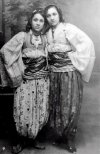 1920 год. Мать Тереза (слева) с подругой..jpg
